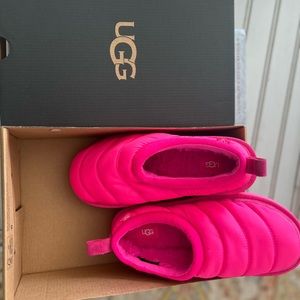 UGG SLIPPERS! Never worn. Size 7, but would fit a 6 better.